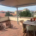 Vale's Gardens At 4*